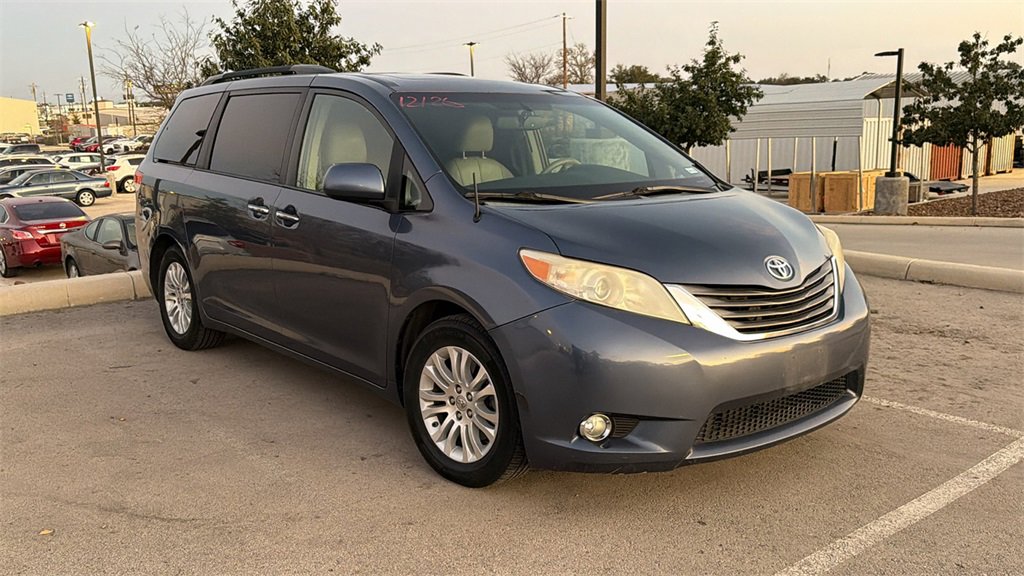 Used 2014 Toyota Sienna XLE image 3