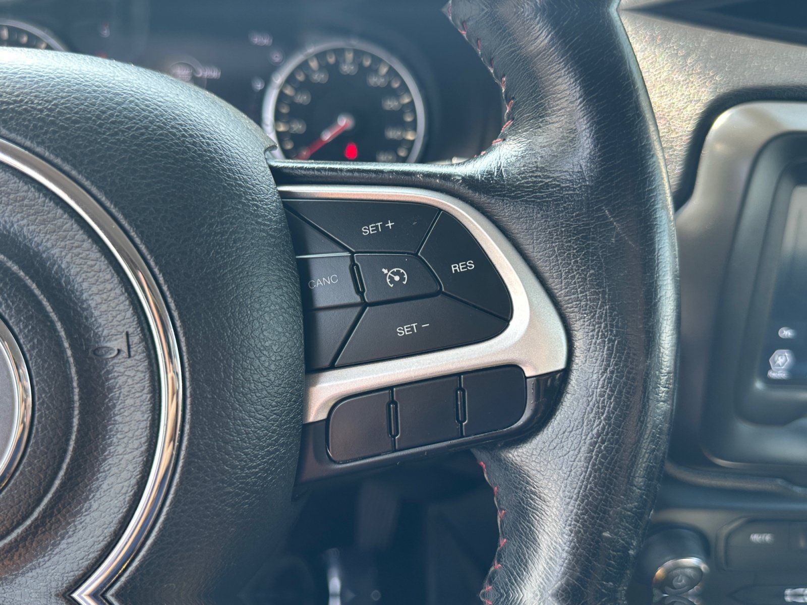 Used 2019 Jeep Renegade Trailhawk w/ Cold Weather Group II AWD/4WD image 18