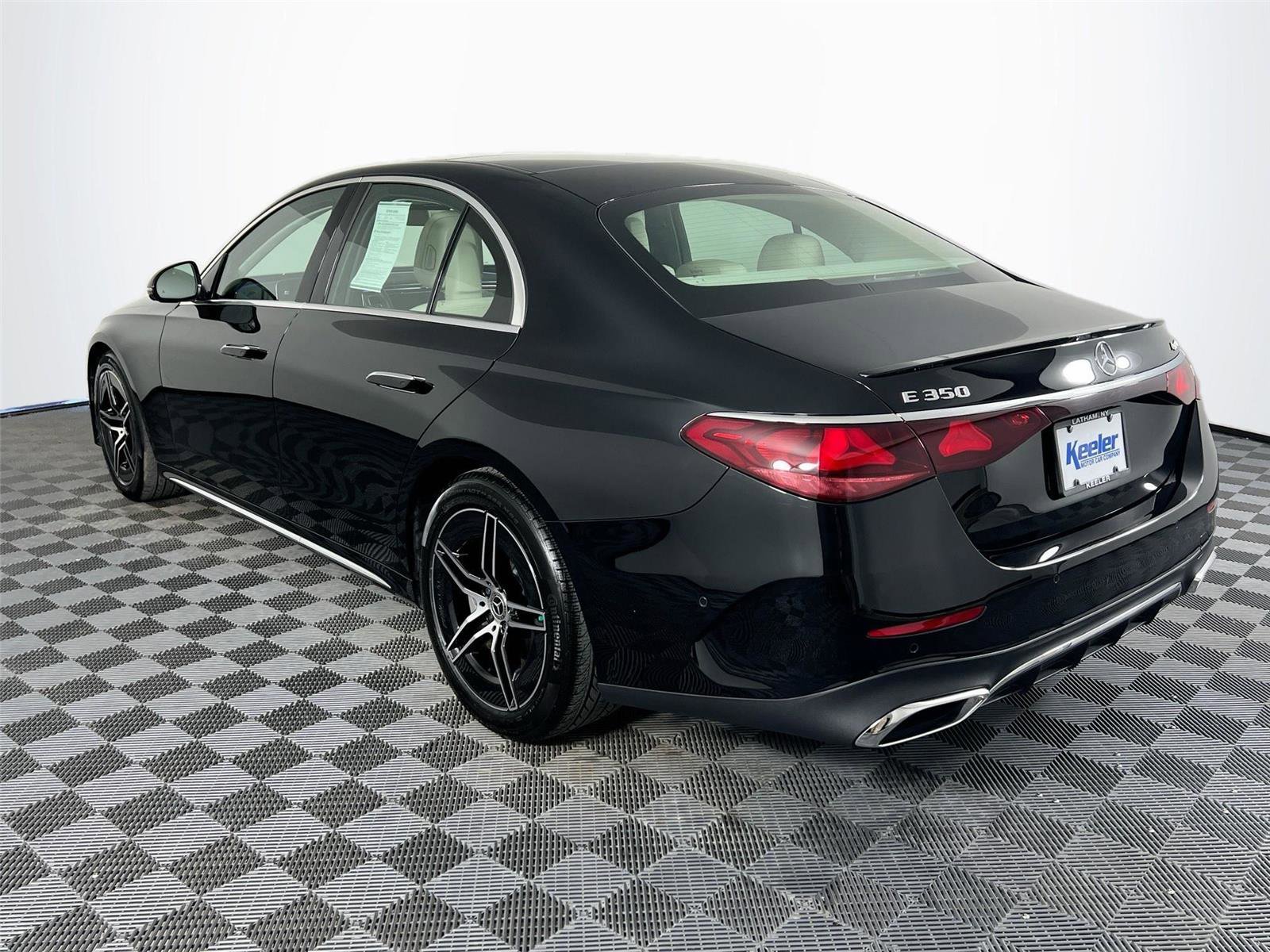 Used 2025 Mercedes-Benz E 350 4MATIC Sedan image 4