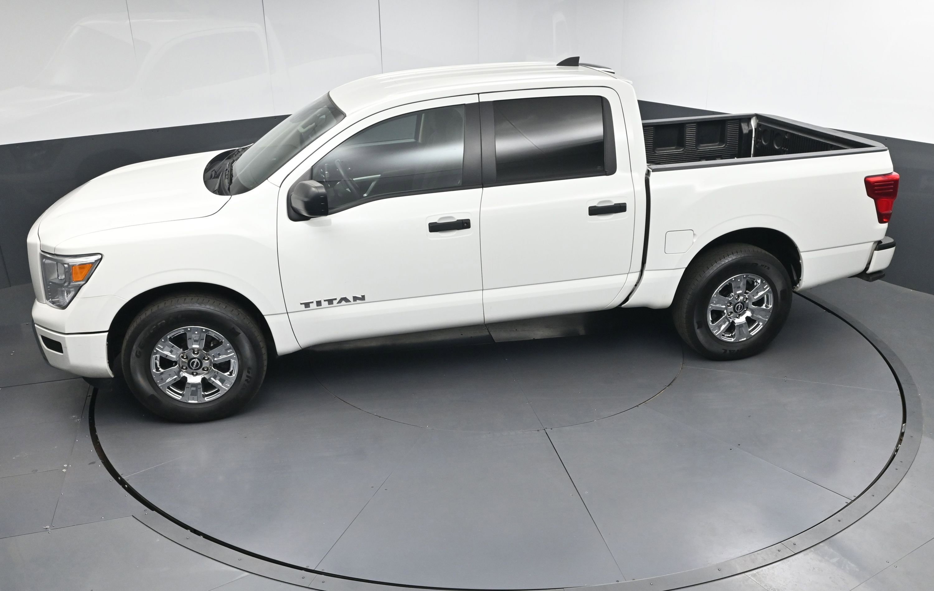 Used 2024 Nissan Titan SV w/ Accessory Utility Package image 37