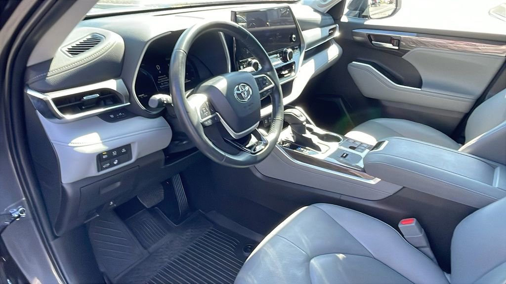 Used 2024 Toyota Highlander Limited AWD/4WD image 10