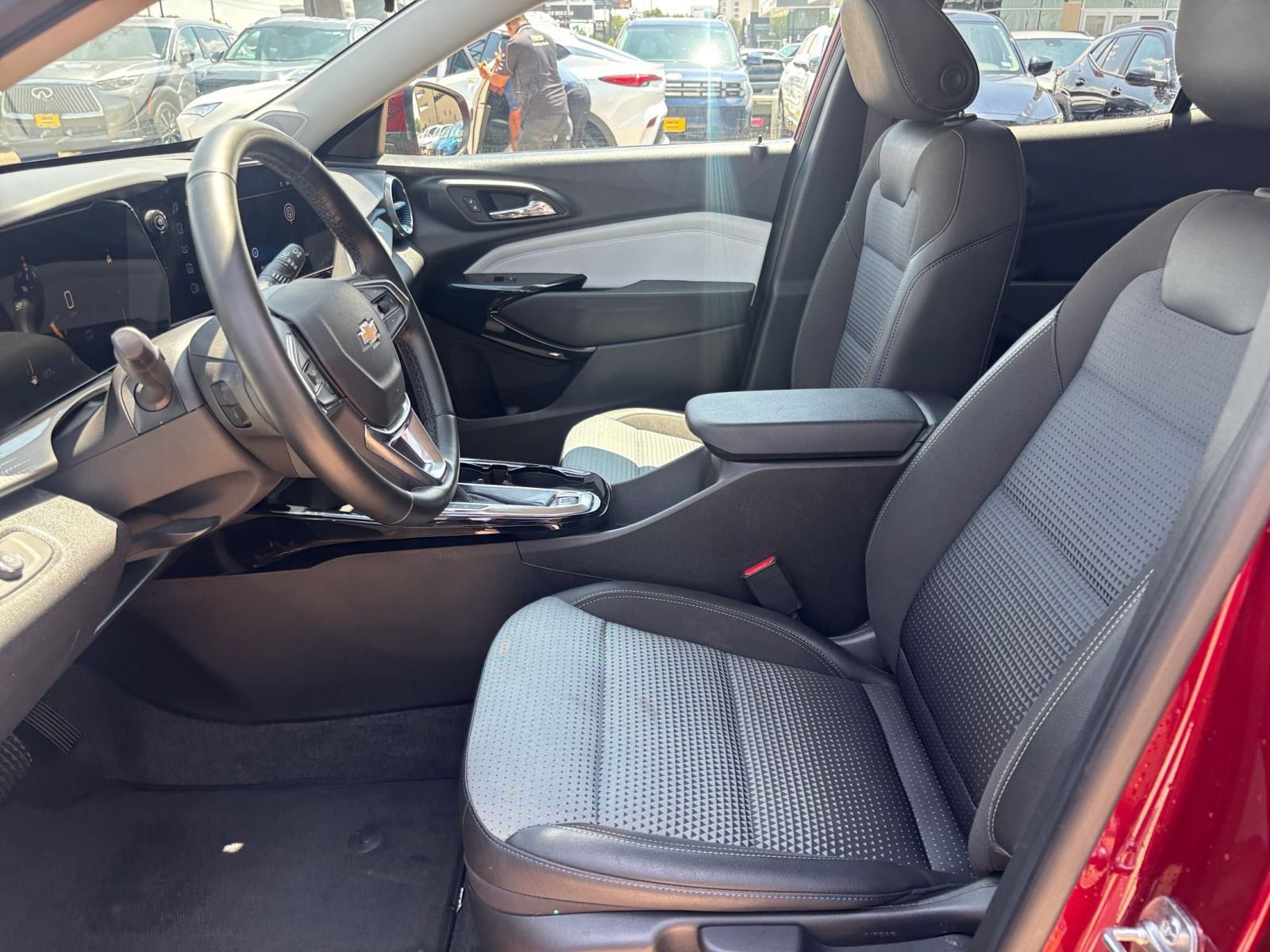 Used 2025 Chevrolet Trax LT w/ LT Convenience Package FWD image 23