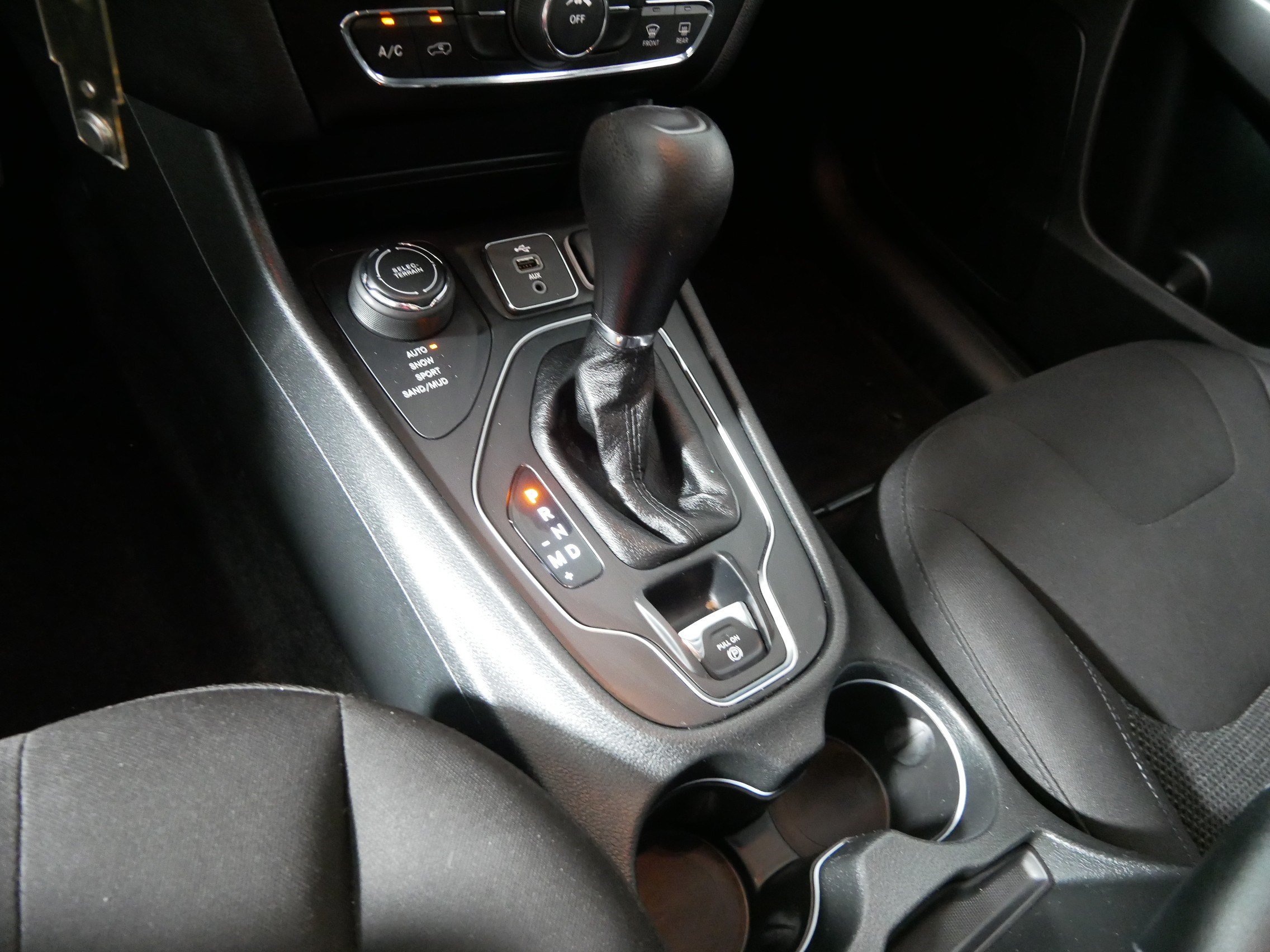 Used 2019 Jeep Cherokee Latitude w/ Cold Weather Group AWD/4WD image 24