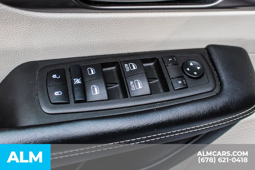 Used 2023 Chrysler Pacifica Touring-L FWD image 39