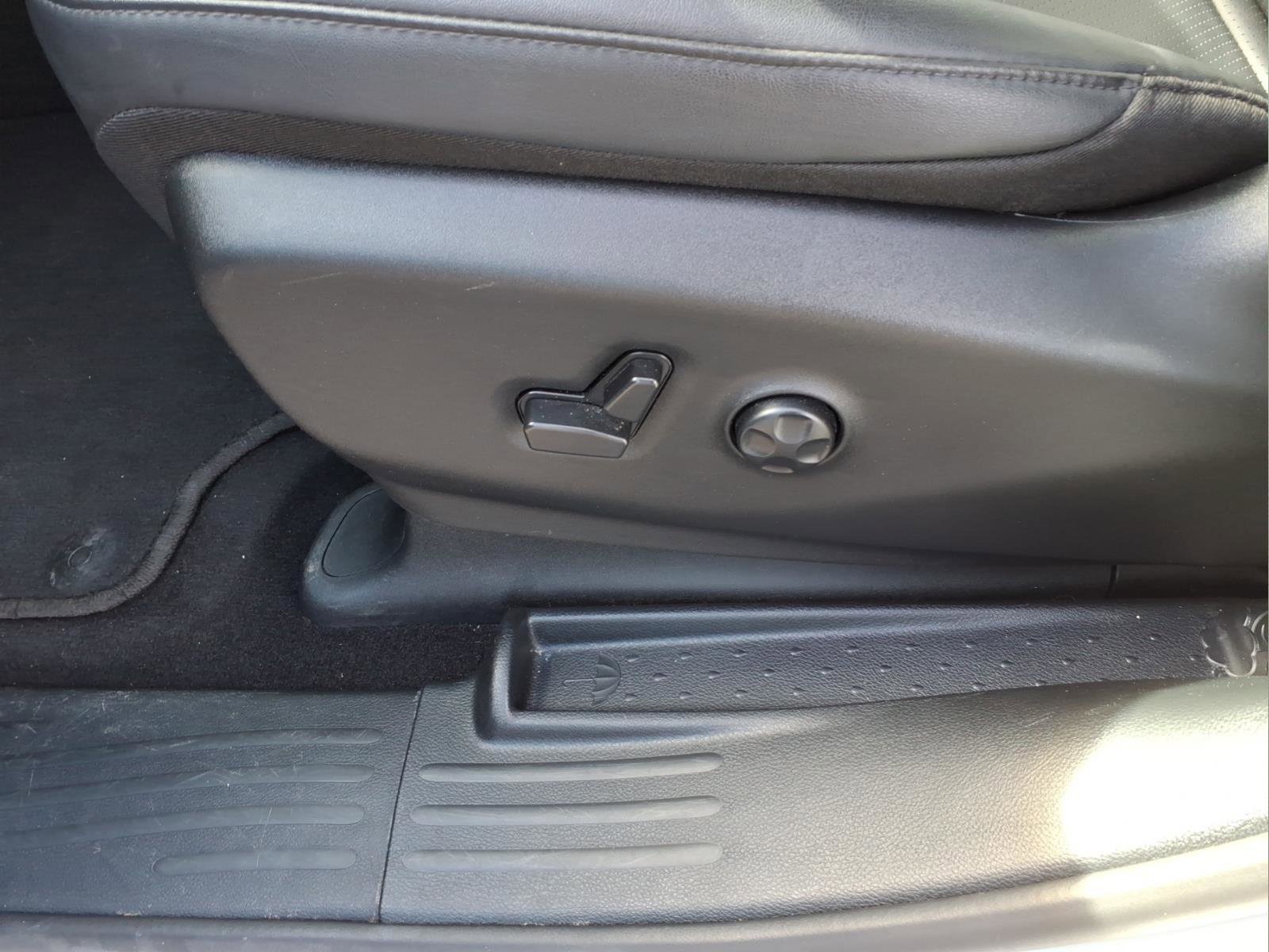 Used 2025 Chrysler Pacifica Select image 18