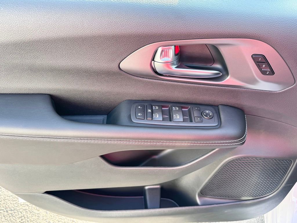 New 2026 Chrysler Pacifica Select AWD/4WD image 12