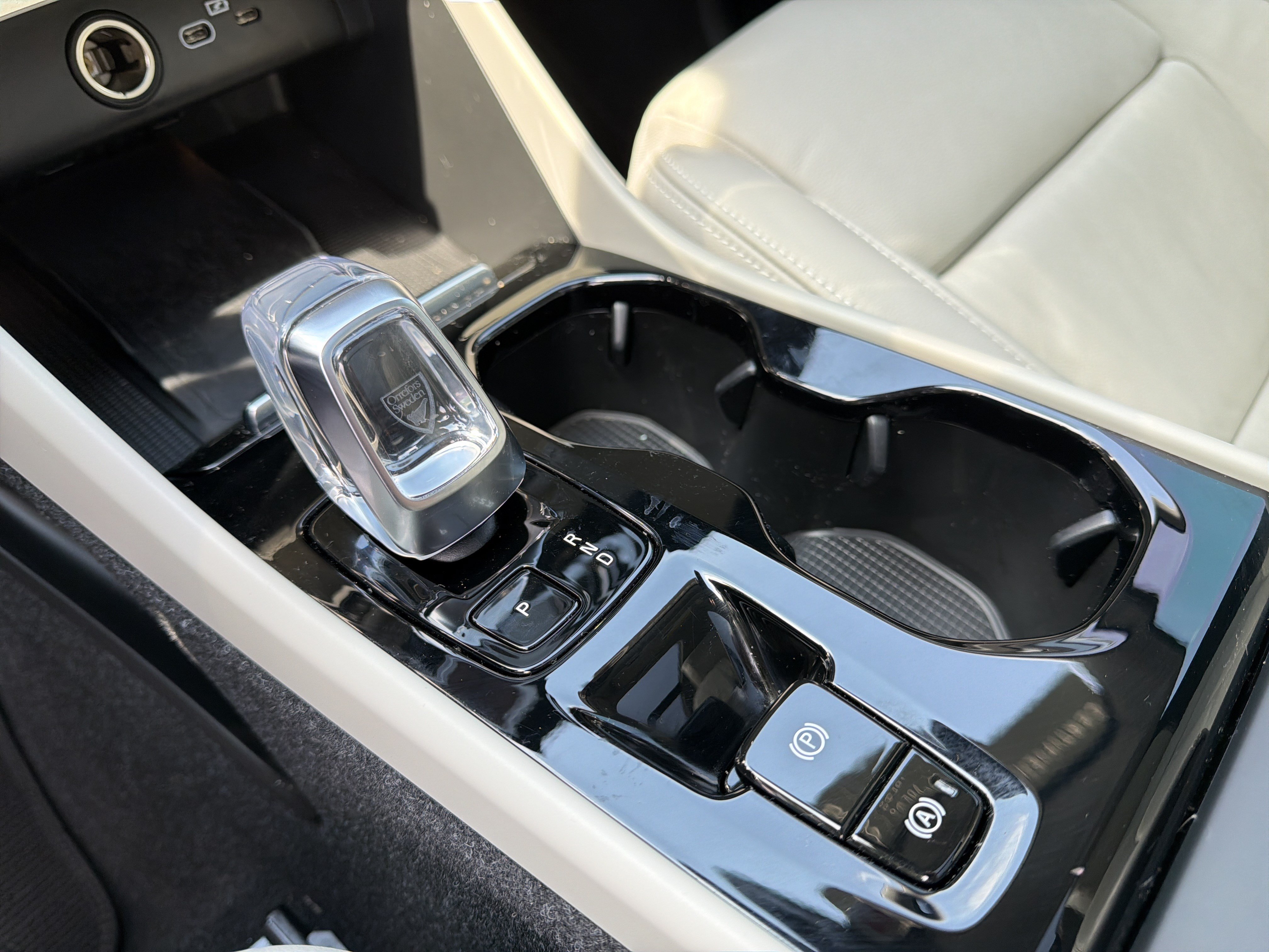 Certified 2024 Volvo XC40 B5 Plus AWD/4WD image 26