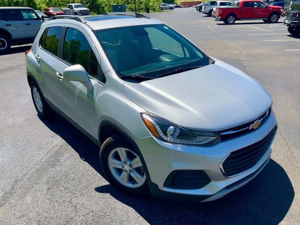 Used 2020 Chevrolet Trax LT w/ Sun & Sound Package FWD image 2