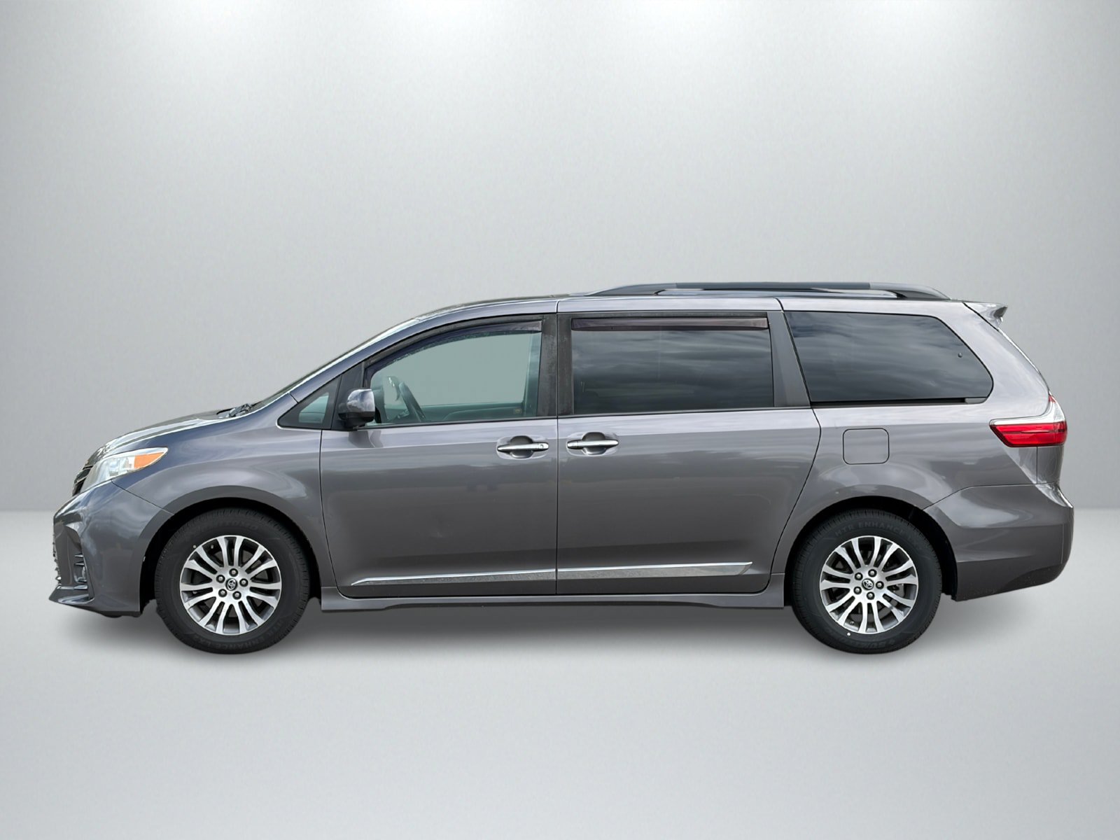 Used 2019 Toyota Sienna XLE w/ XLE Navigation Package FWD image 2