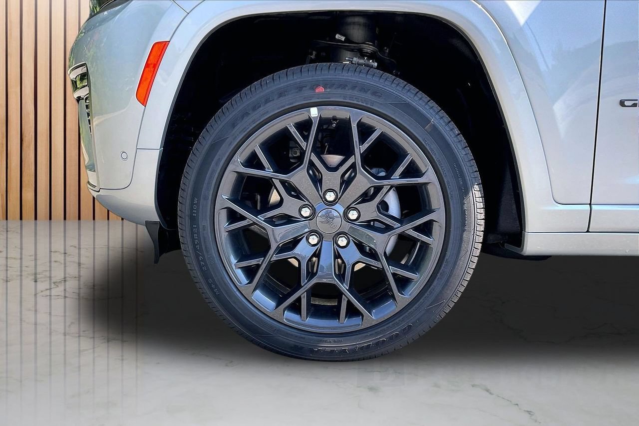New 2026 Jeep Grand Cherokee Summit w/ Obsidian Package AWD/4WD image 32