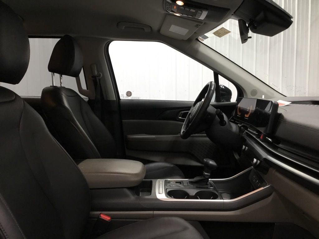Used 2025 Kia Carnival image 22