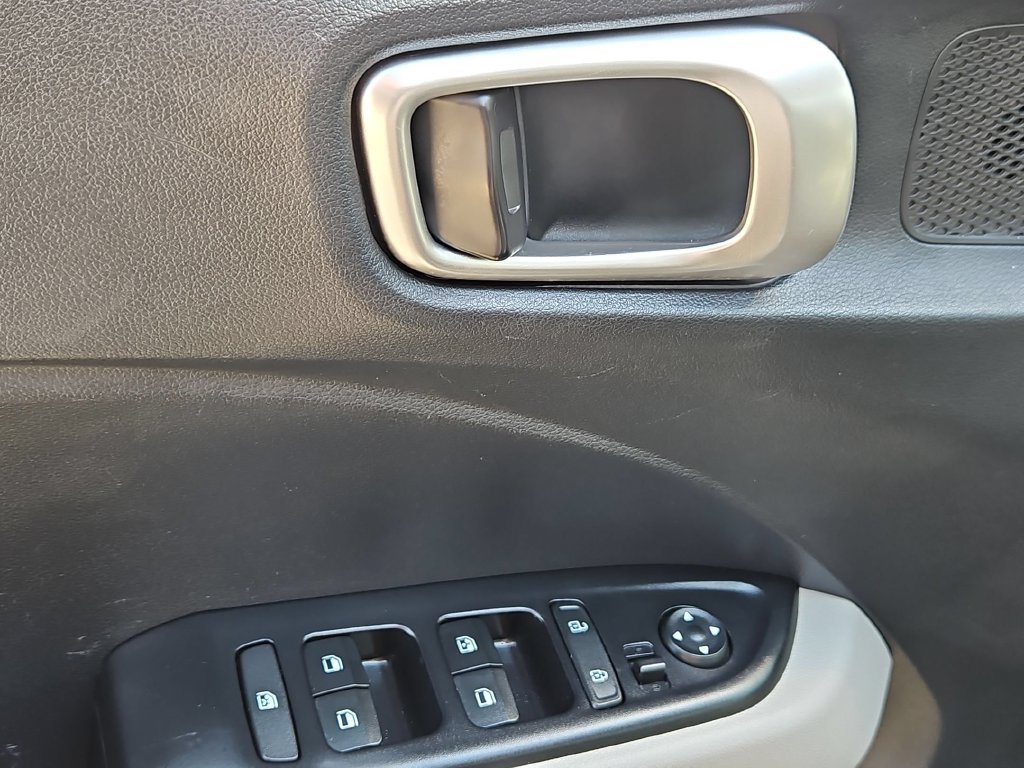 Used 2025 Hyundai Venue SEL FWD image 13