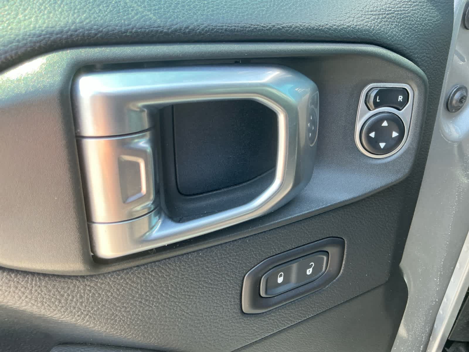 Used 2018 Jeep Wrangler Unlimited Sahara w/ LED Lighting Group AWD/4WD image 19