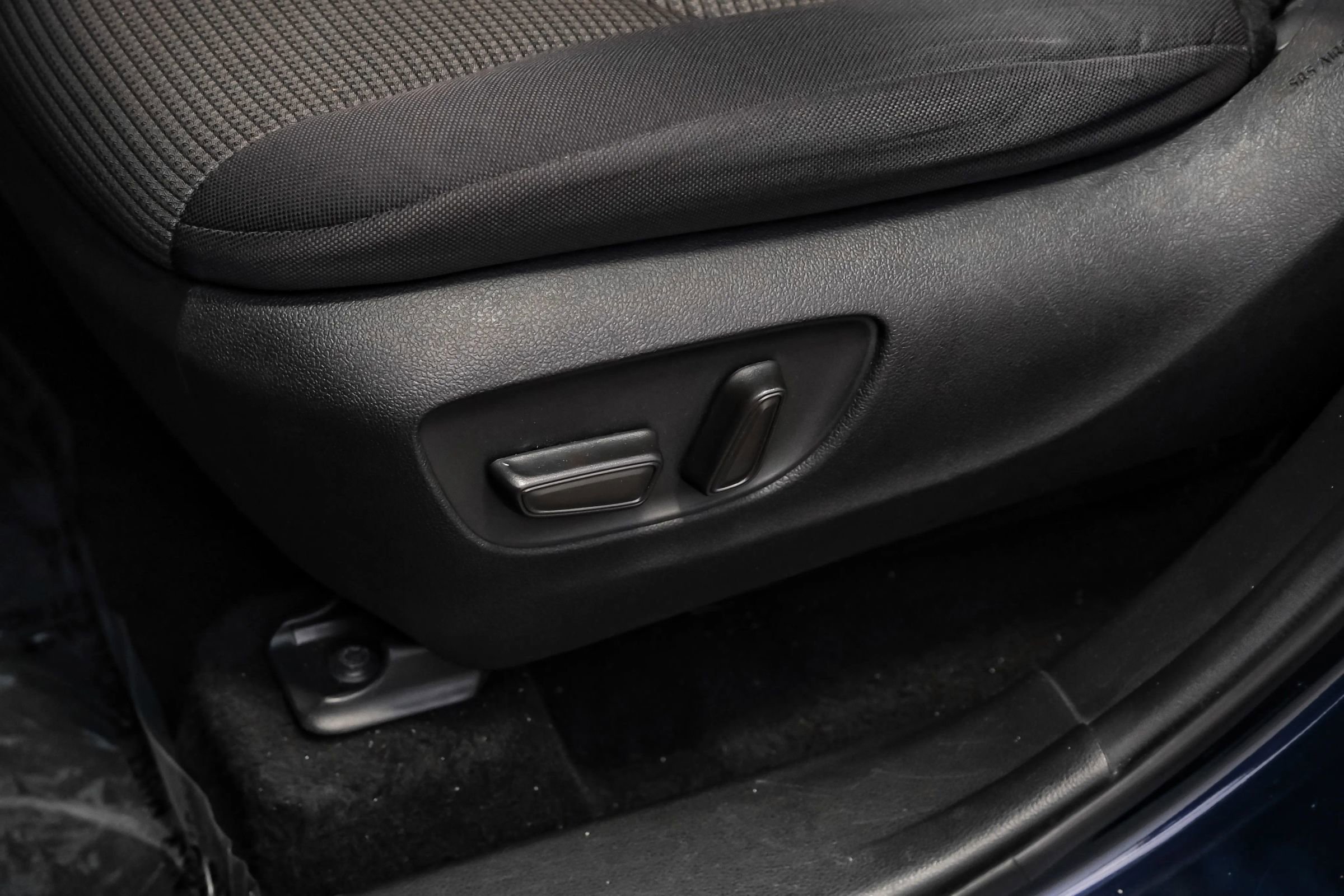 Used 2020 Toyota Highlander L FWD image 30