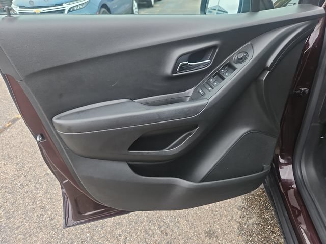 Used 2020 Chevrolet Trax LT FWD image 10