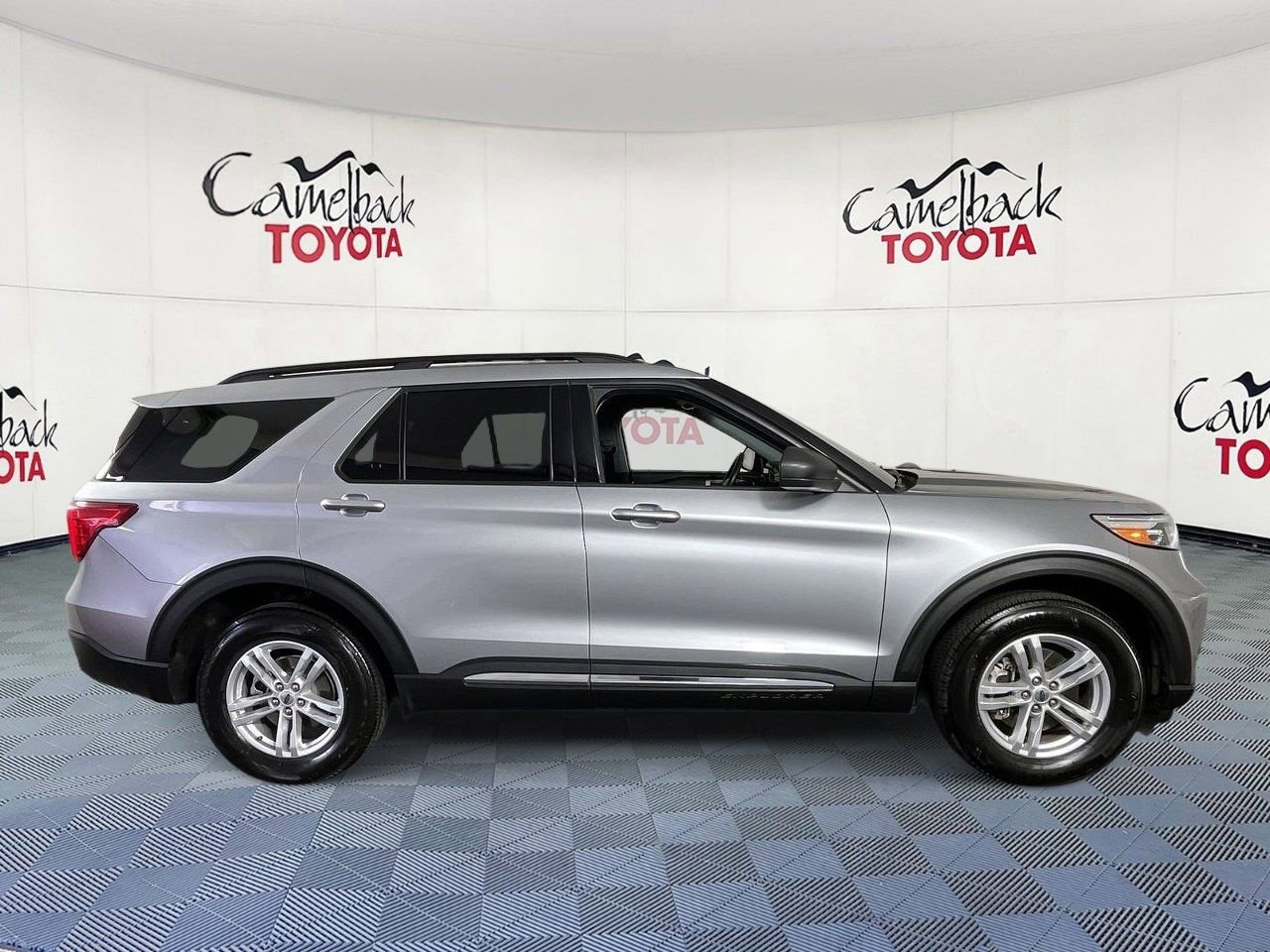 Used 2023 Ford Explorer XLT AWD/4WD image 8