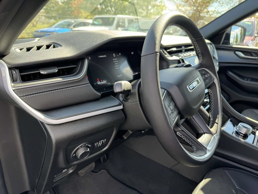 New 2025 Jeep Grand Cherokee Altitude AWD/4WD image 2