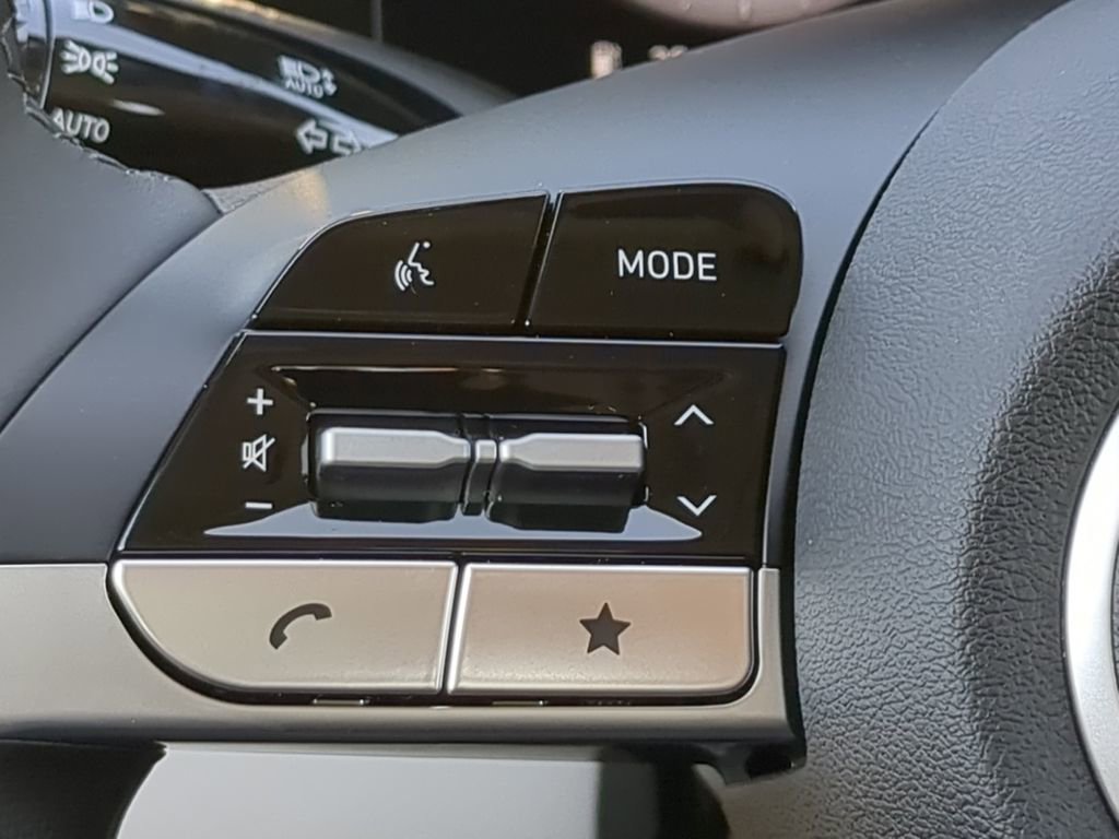 Used 2025 Hyundai Elantra Limited FWD image 20