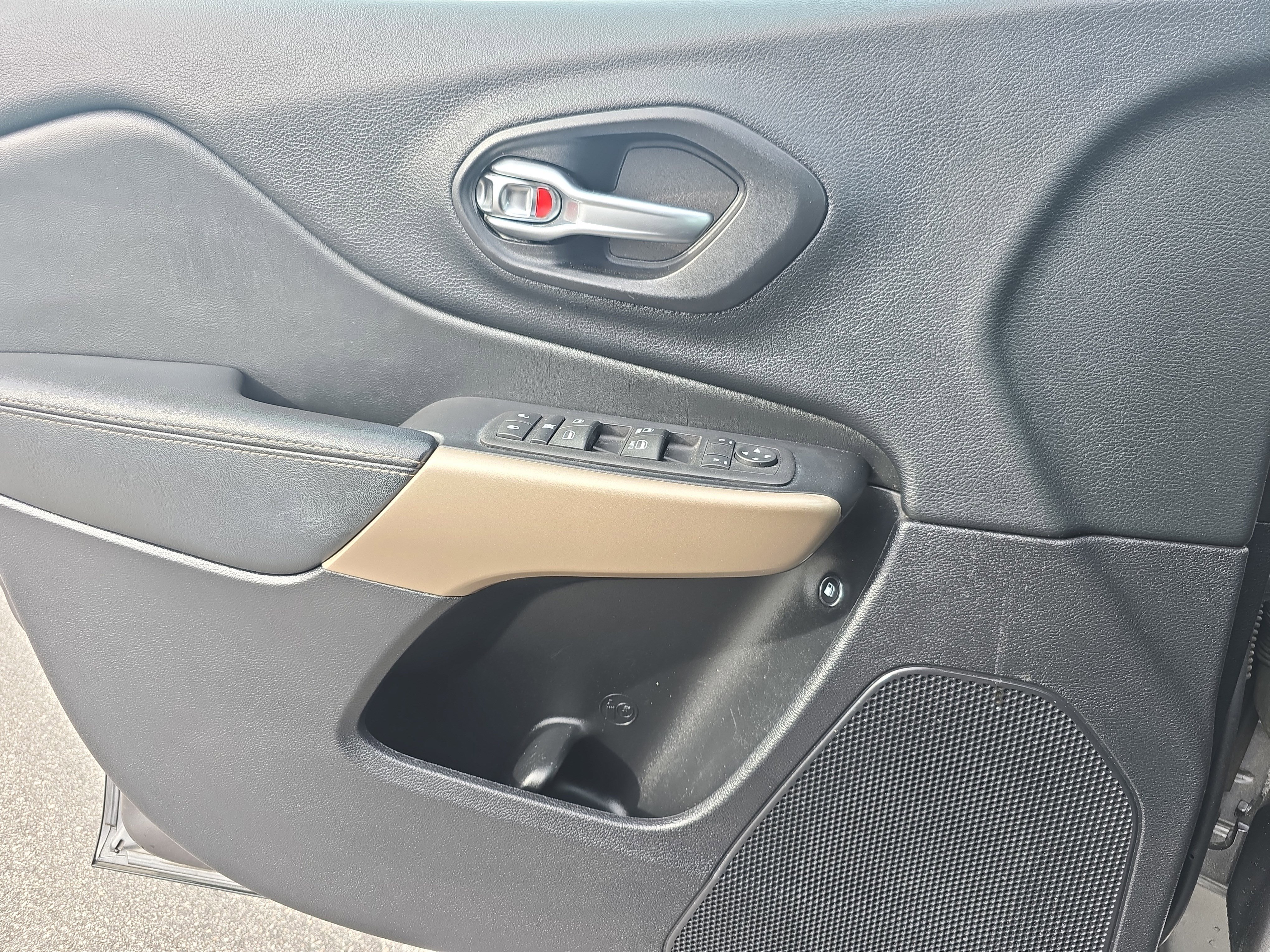 Used 2017 Jeep Cherokee Limited image 24