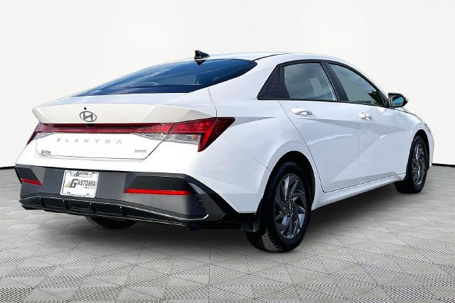 Used 2024 Hyundai Elantra Blue FWD image 5