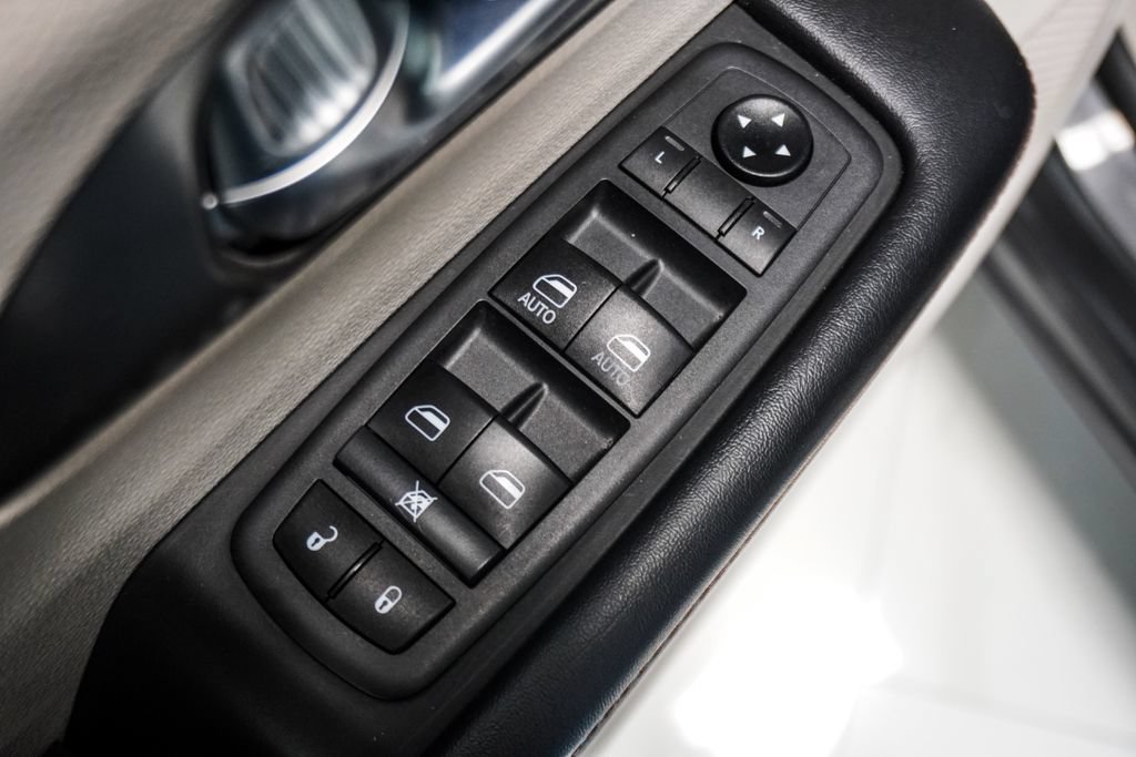 Used 2020 Chrysler Pacifica Touring-L FWD image 19