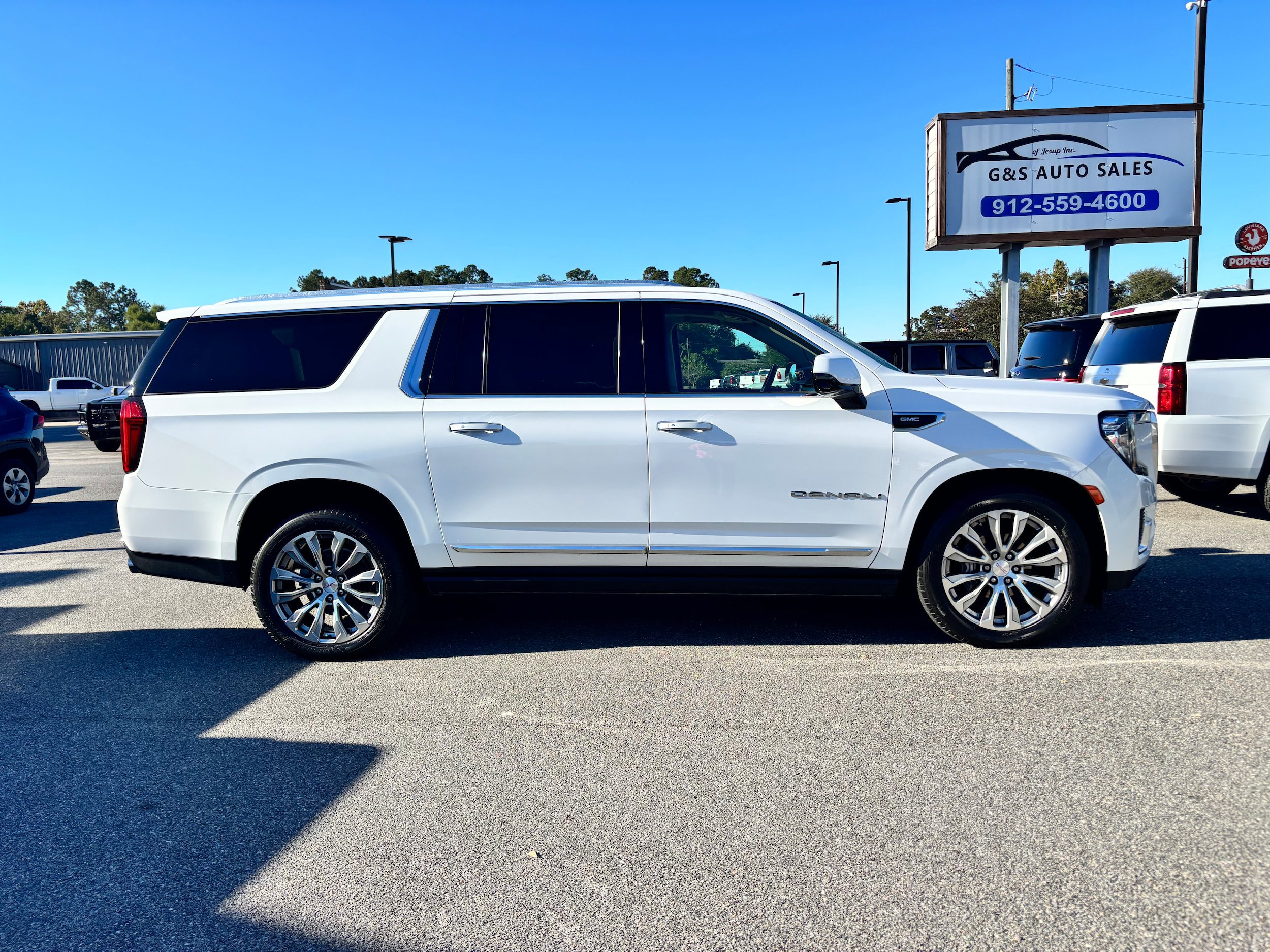 Used 2021 GMC Yukon XL Denali w/ Denali Premium Package image 4