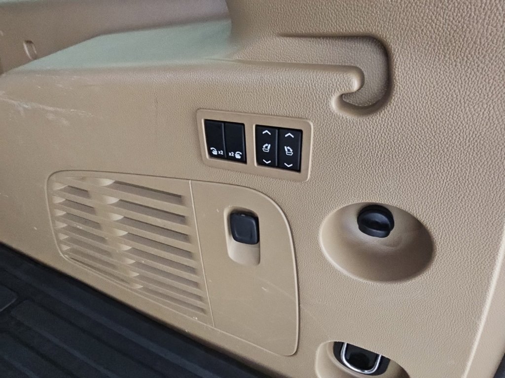 Used 2019 Cadillac Escalade ESV Platinum RWD image 42