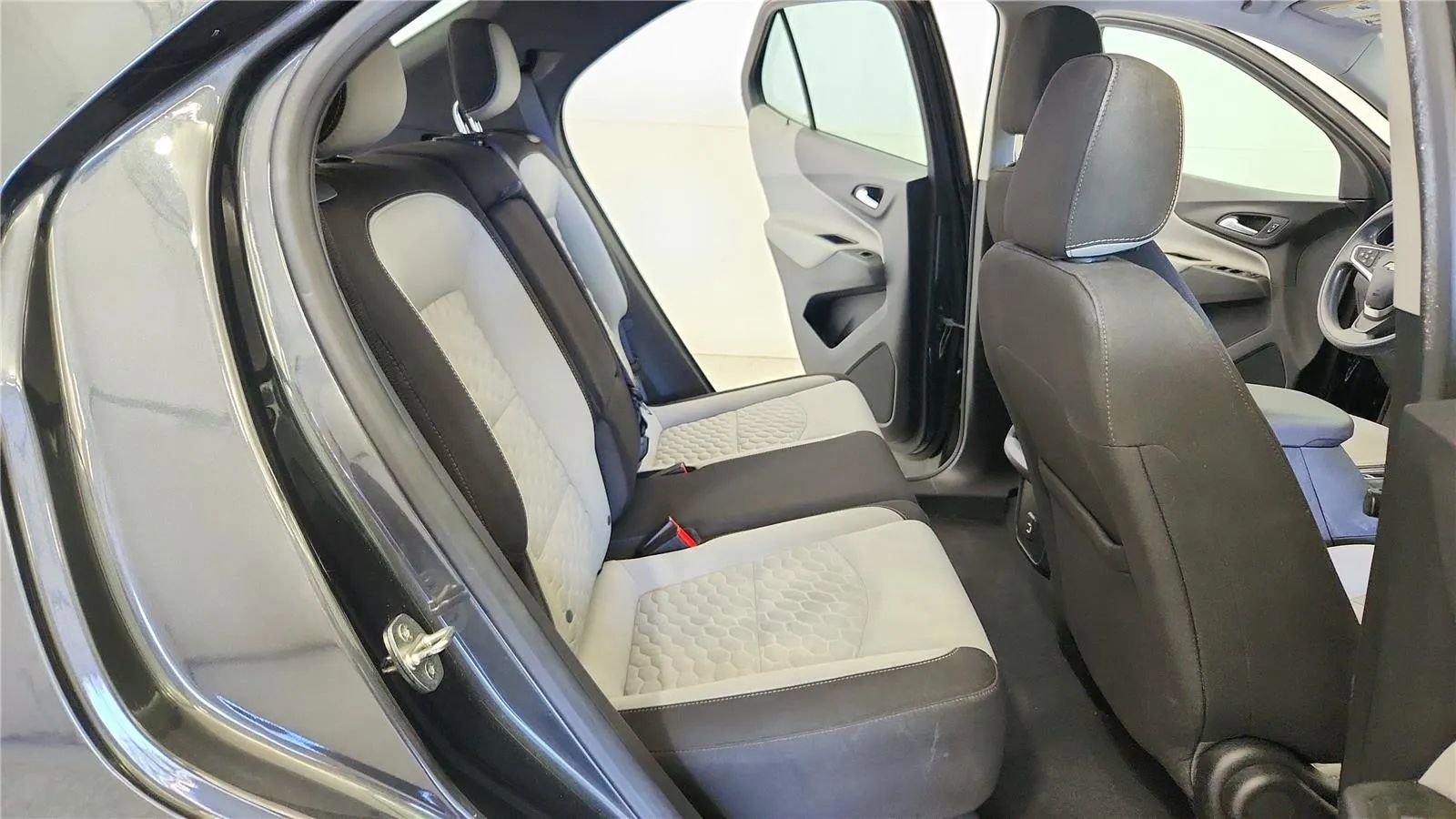 Used 2020 Chevrolet Equinox LS FWD image 36