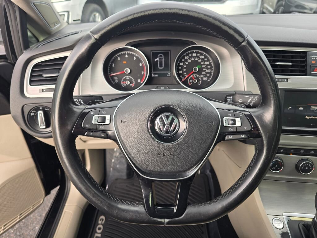 Used 2016 Volkswagen Golf SE image 25