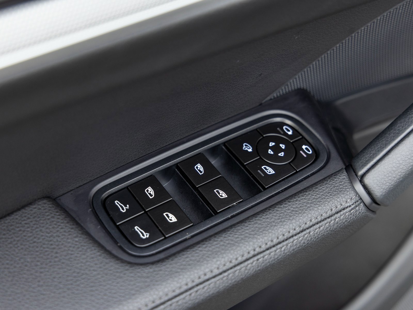 Certified 2025 Porsche Cayenne image 23