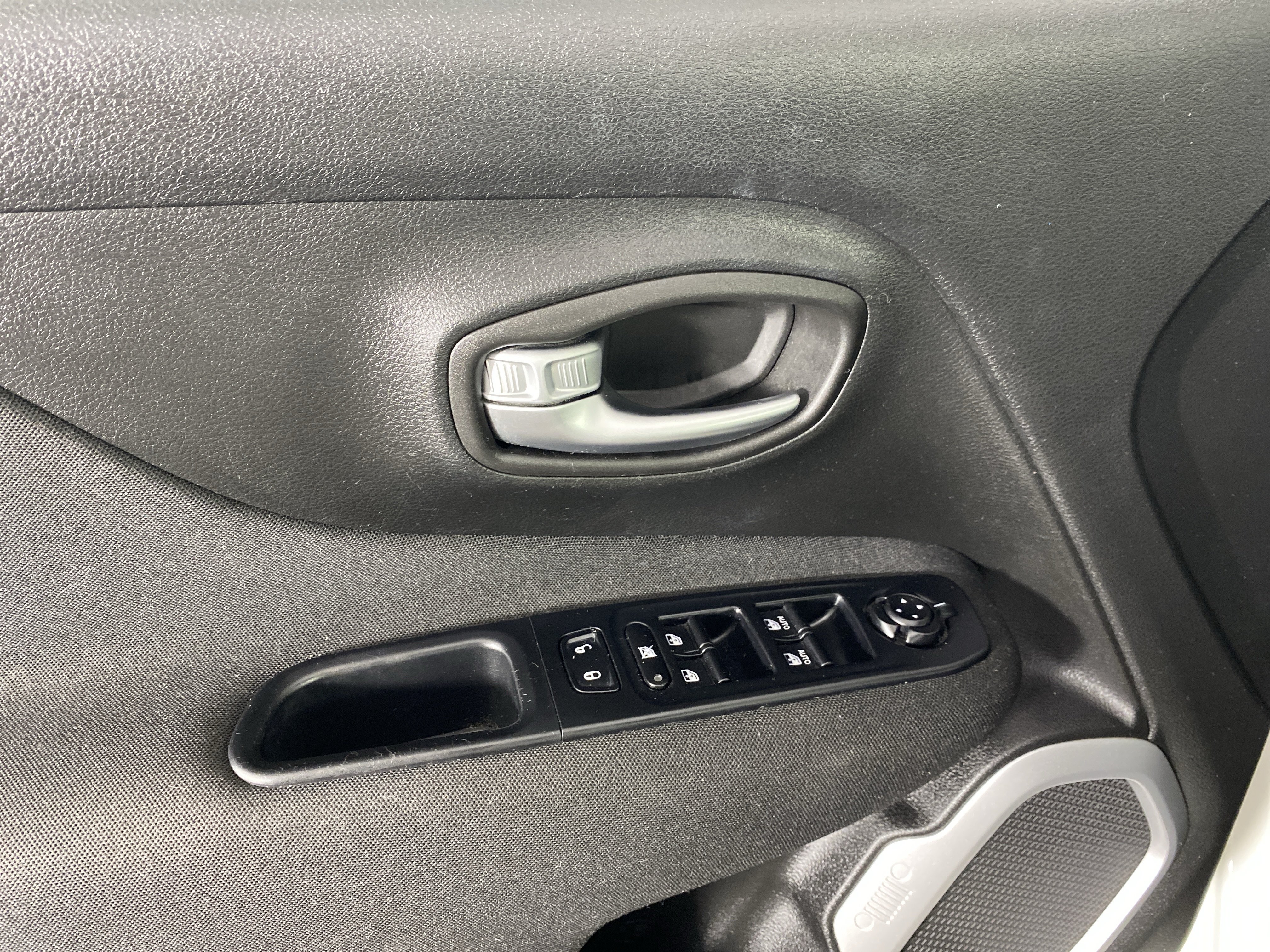 Used 2020 Jeep Renegade Latitude w/ Cold Weather Group AWD/4WD image 15