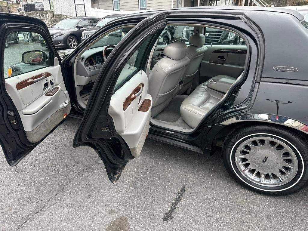 Used 2002 Lincoln Town Car Cartier RWD image 19