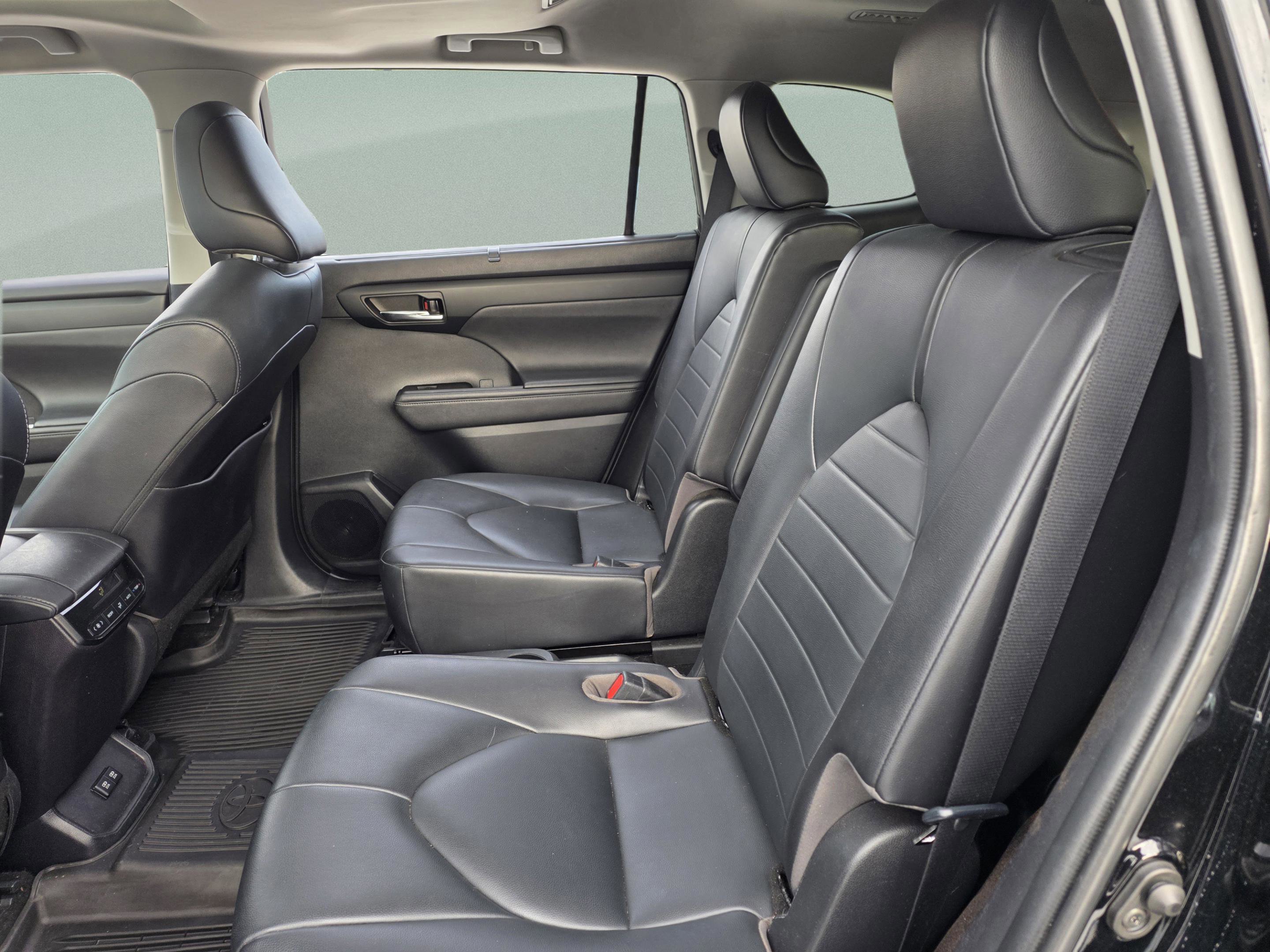 Used 2020 Toyota Highlander XLE image 19