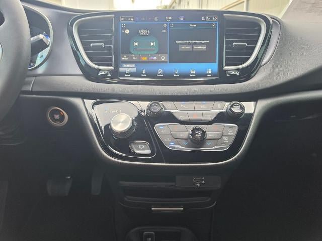 Used 2026 Chrysler Pacifica Select FWD image 16