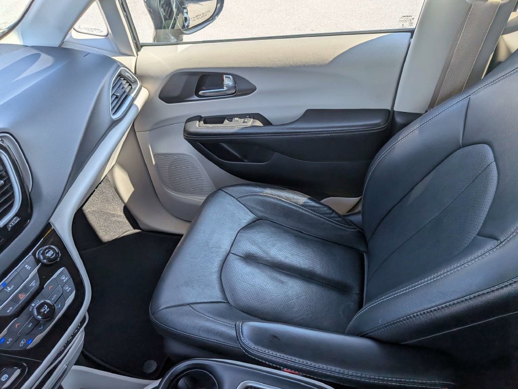 Used 2022 Chrysler Pacifica Touring-L FWD image 17