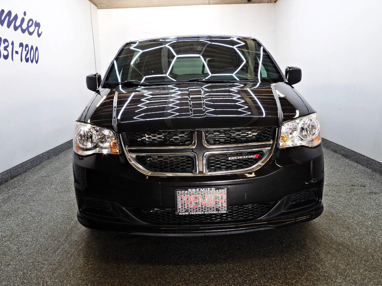 Used 2016 Dodge Grand Caravan SE image 2