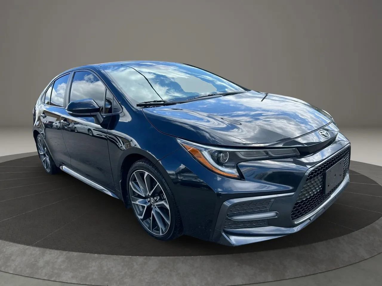 Used 2020 Toyota Corolla SE FWD image 2
