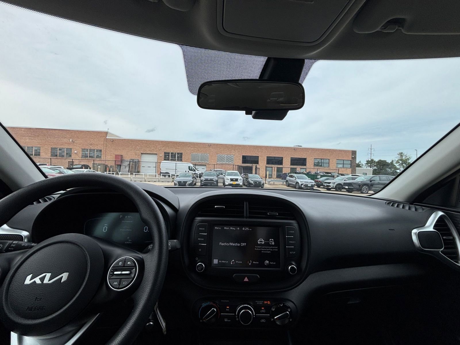 Used 2025 Kia Soul LX w/ LX Technology Package FWD image 31