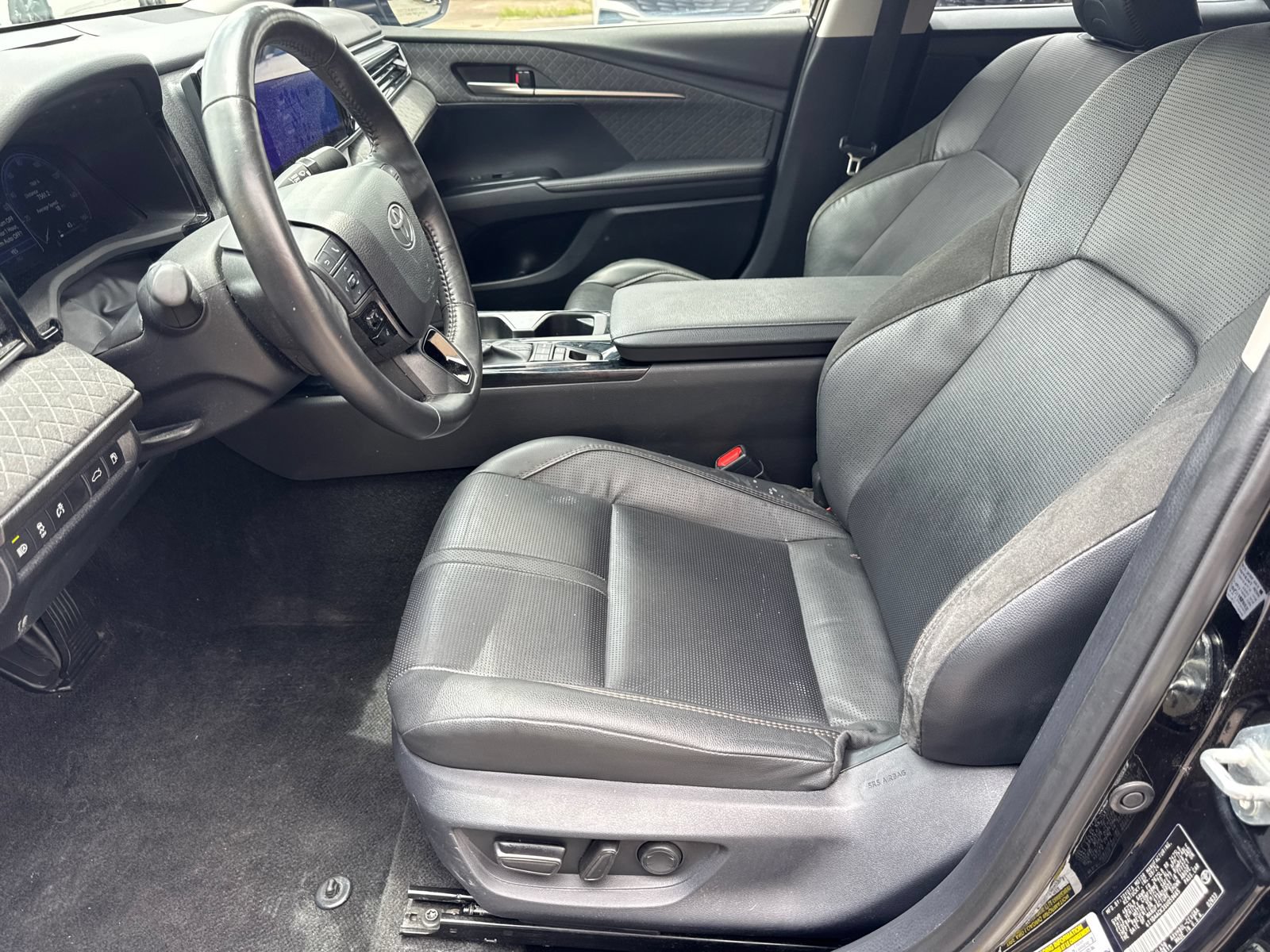 Used 2025 Toyota Camry XLE FWD image 9