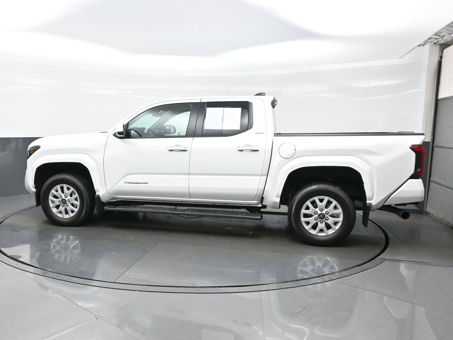 Used 2025 Toyota Tacoma SR5 AWD/4WD image 3