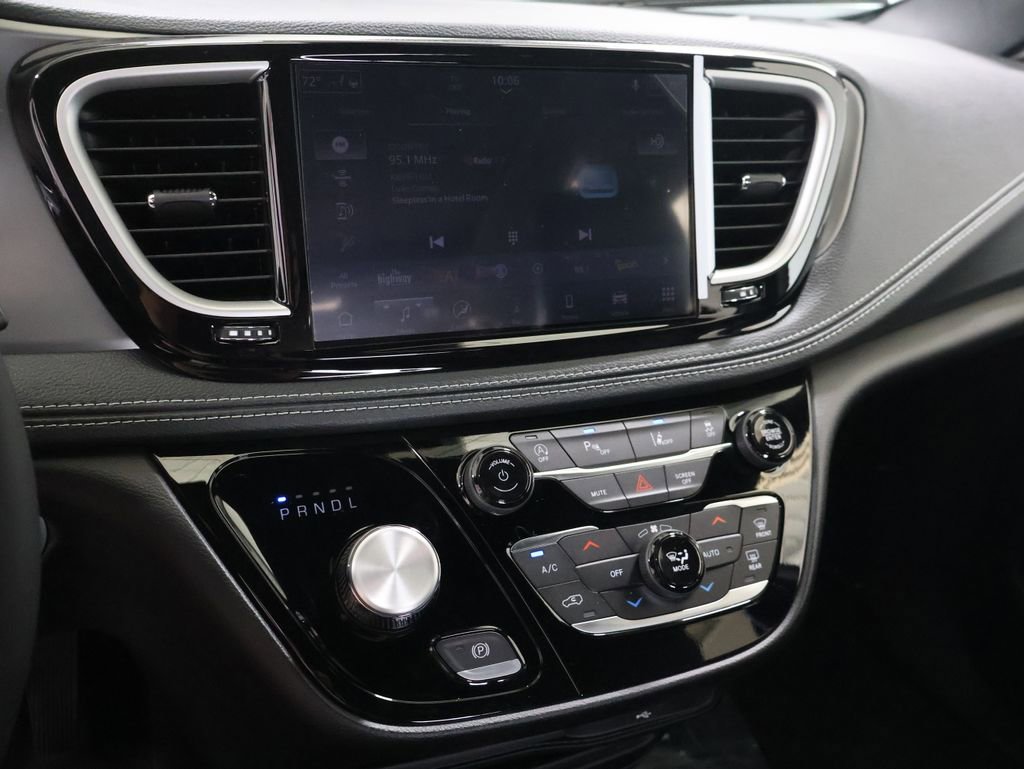 New 2027 Chrysler Pacifica Select AWD/4WD image 21