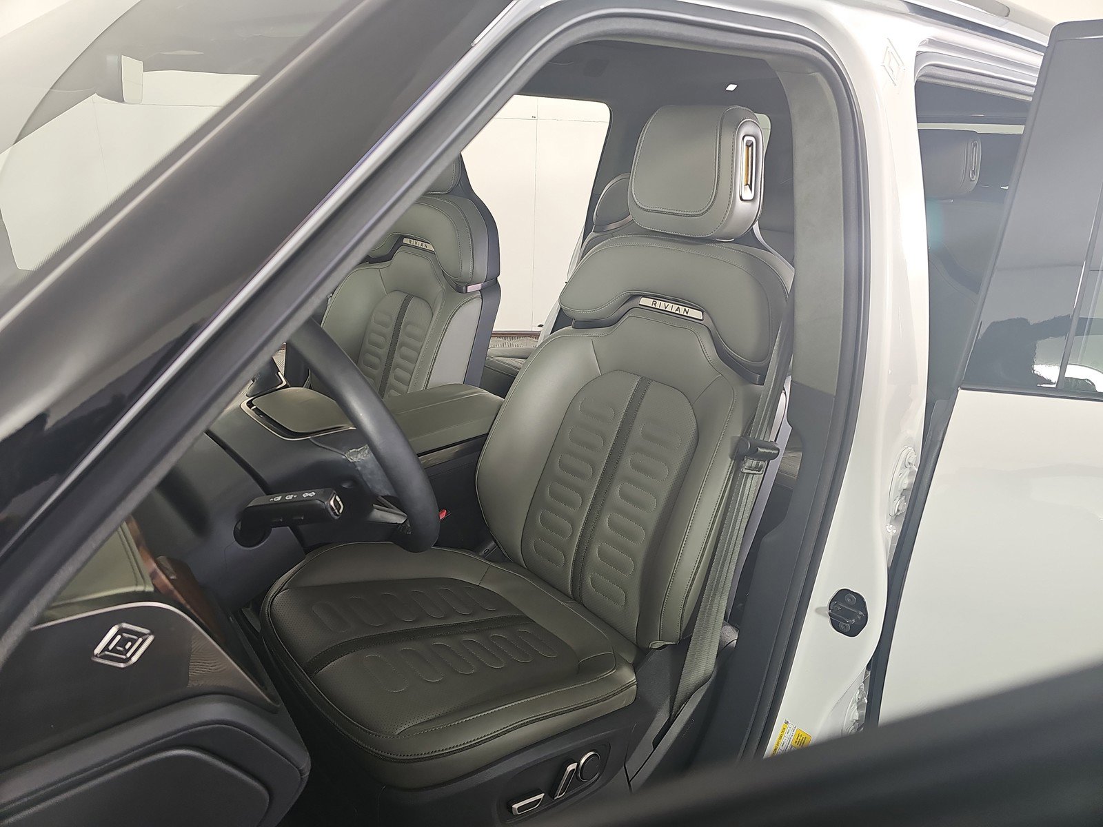 Used 2024 Rivian R1S Adventure image 20