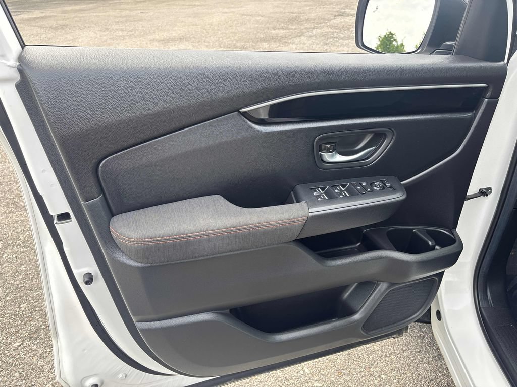 Used 2025 Honda Pilot Sport image 9