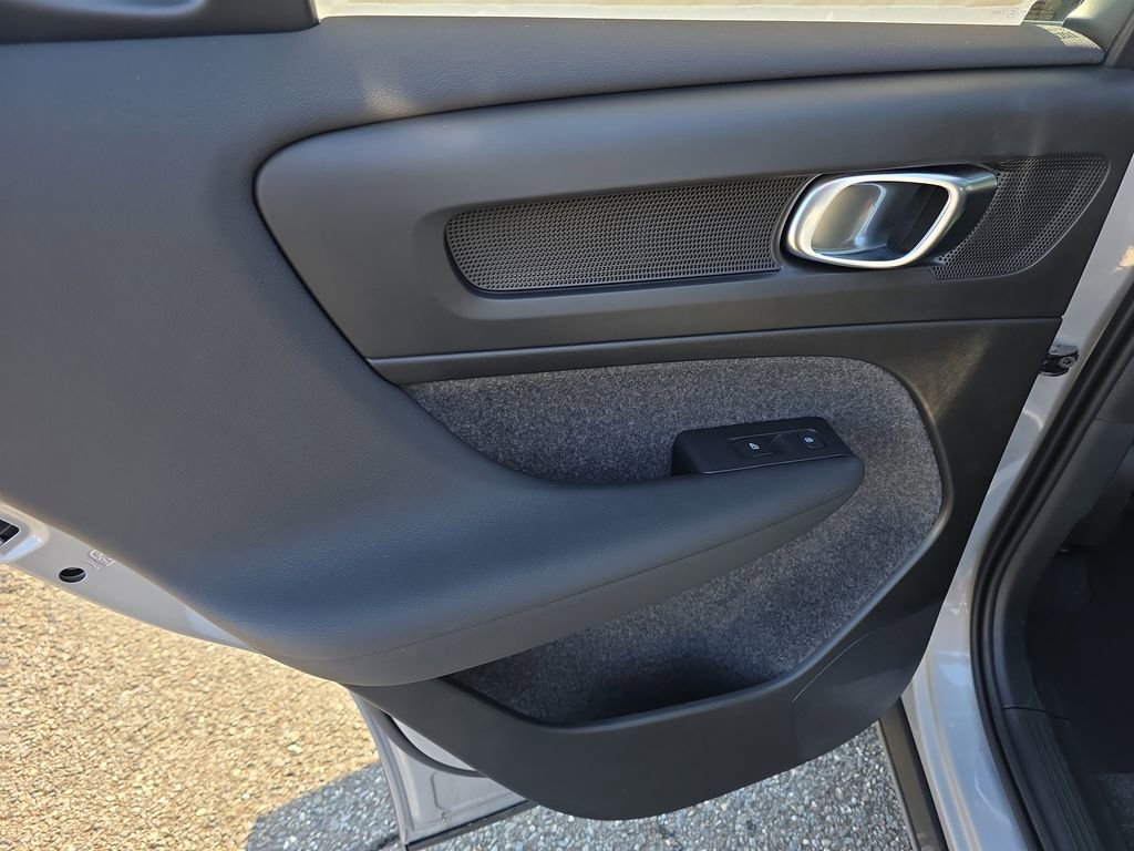 Certified 2025 Volvo XC40 B5 Plus w/ Protection Package Premier image 17