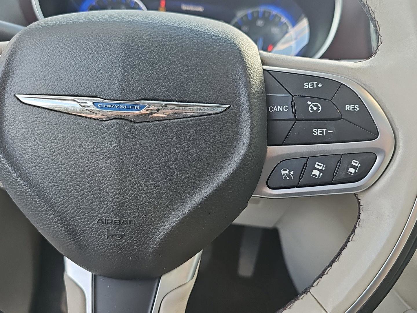 Used 2017 Chrysler Pacifica Limited FWD image 16
