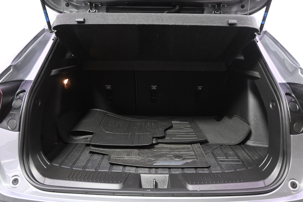 Used 2024 Chevrolet Trax RS w/ Sunroof Package FWD image 19