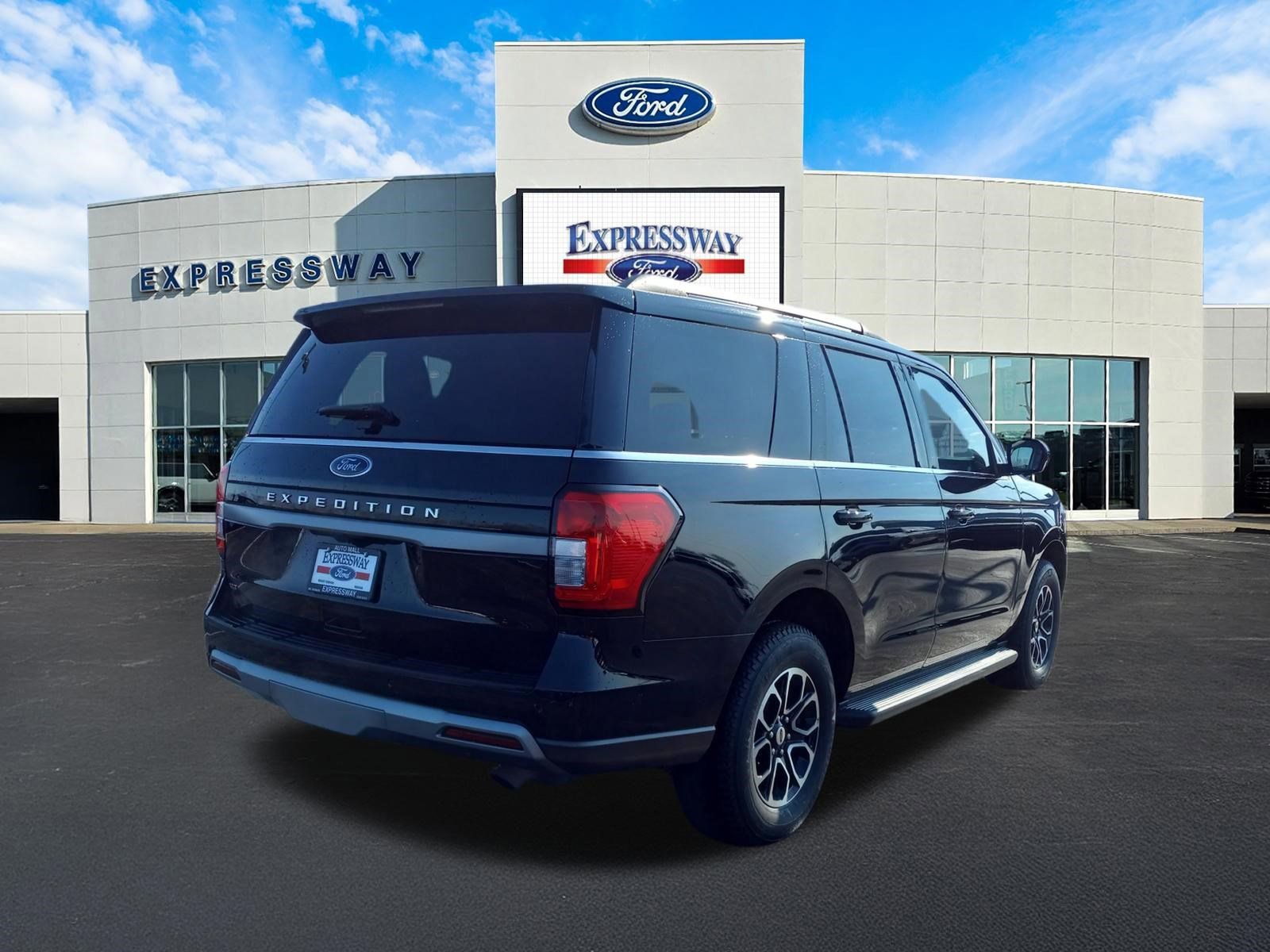 Used 2024 Ford Expedition XLT image 6