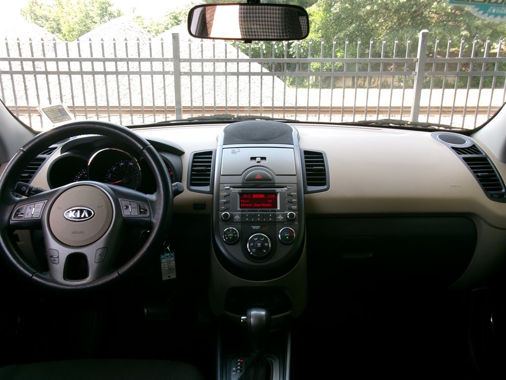Used 2011 Kia Soul ! FWD image 16