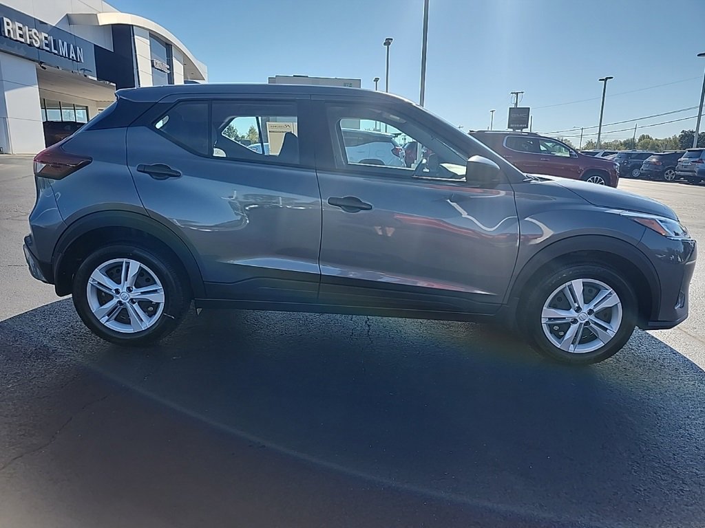 Used 2025 Nissan Kicks Play S image 2