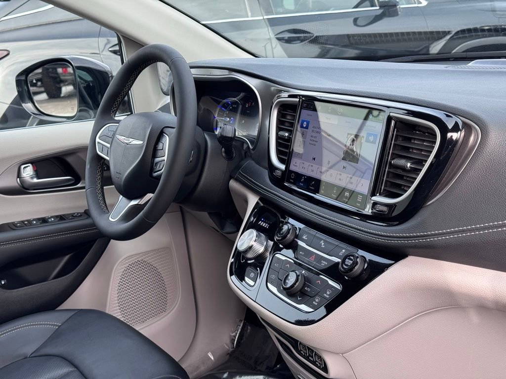 Used 2024 Chrysler Pacifica Select FWD image 30